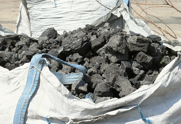 Big Bags mit Kohle gefuellt