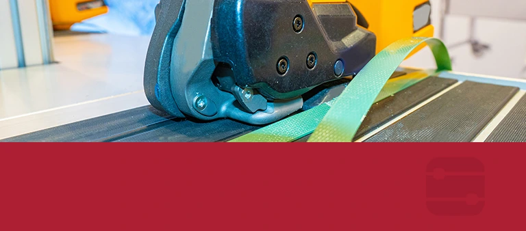 Umreifungsmaschine im Einsatz