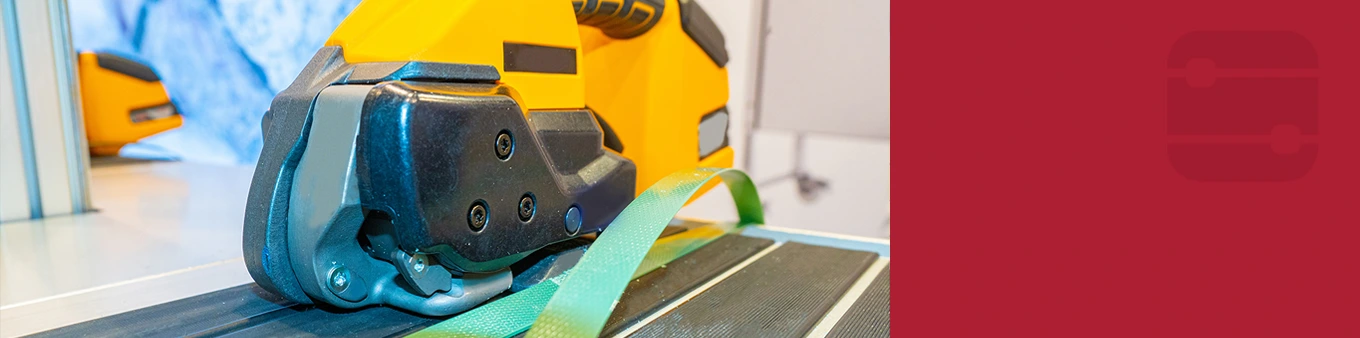 Umreifungsgerät im Einsatz